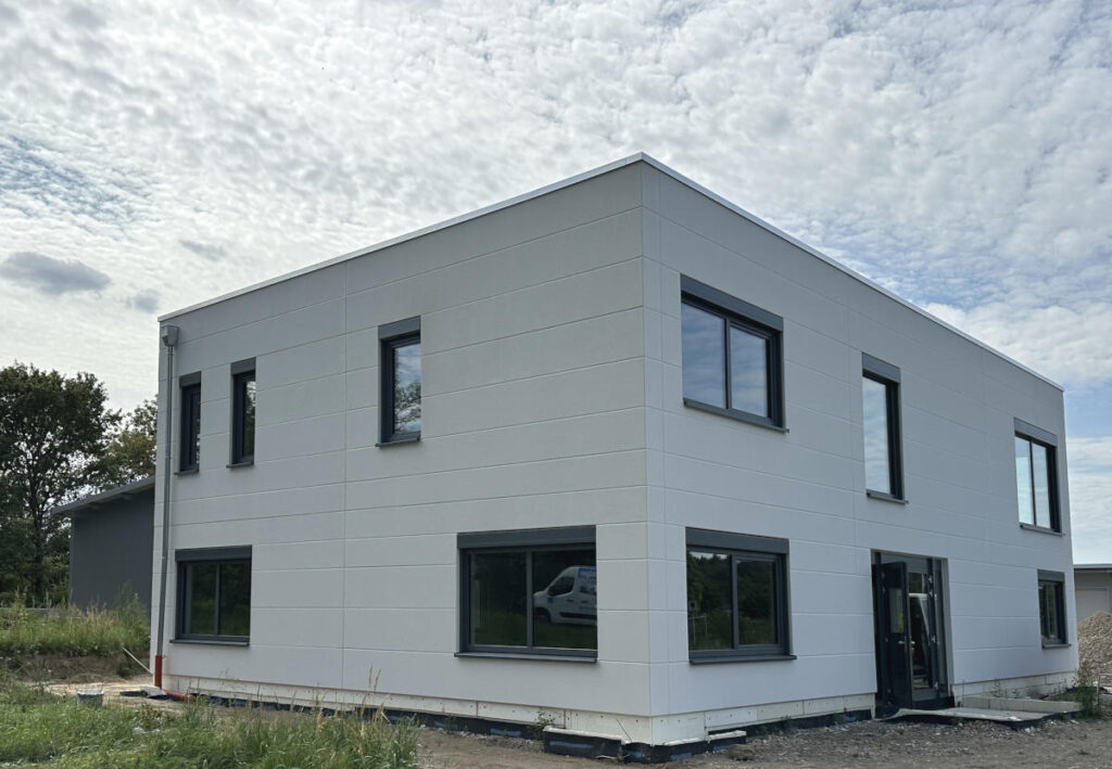 Lagerhallen aus Stahl mit Büro in Berlin
