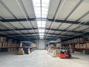 Innenansicht der Lagerhalle in Eckental mit Palettenregallager, 1.523 m², Baujahr 2025