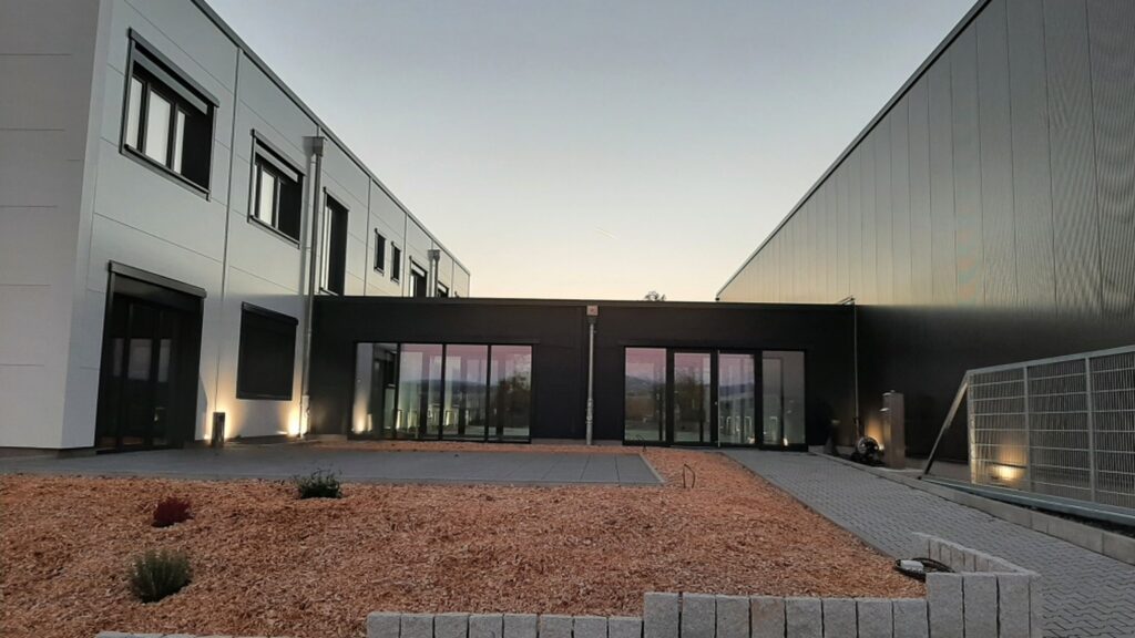 Neubau einer Stahlhalle mit Bürotrakt, Glasfront und Außenanlage