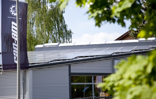 Photovoltaikanlage auf dem Dach einer Gewerbehalle mit Lichtband und Trapezblechfassade
