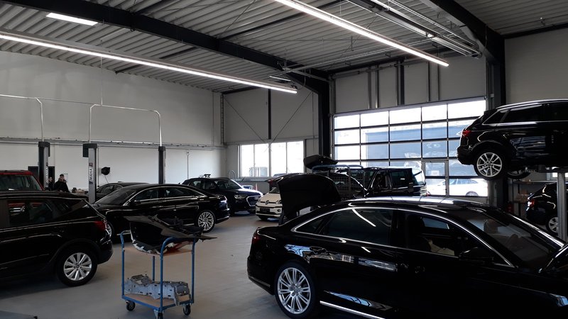 Funktional geplante Kfz-Werkstatt mit Hebebühnen, kurzen Wegen und großflächiger Belichtung
