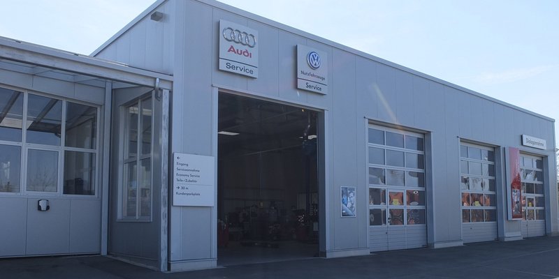 Werkstatthalle in Stahlbauweise mit drei Sektionaltoren und Serviceannahme